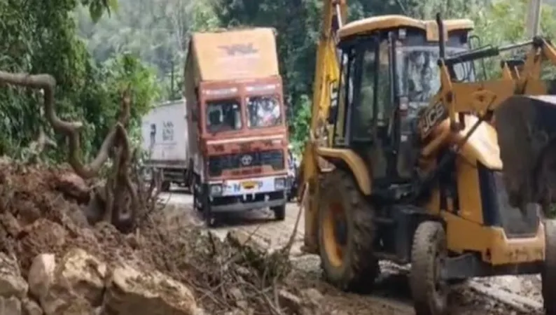 મૂશળધાર વરસાદથી ત્રિપુરામાં NH પર ભૂસ્ખલન, ટ્રાફિક થયો જામ 