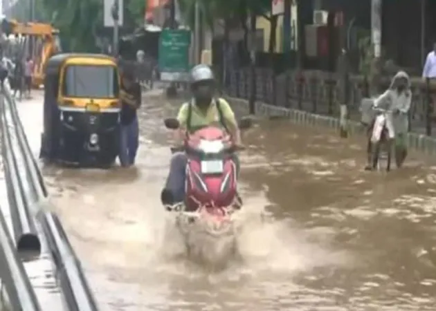 ભારે વરસાદને કારણે આસામના ગુવાહાટીમાં સામાન્ય જનજીવન ખોરવાયું 