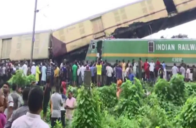 દાર્જિલિંગમાં ટ્રેનની દુ:ખદ ટક્કરઃ પાંચનાં મોત, ડઝનેક ઘાયલ