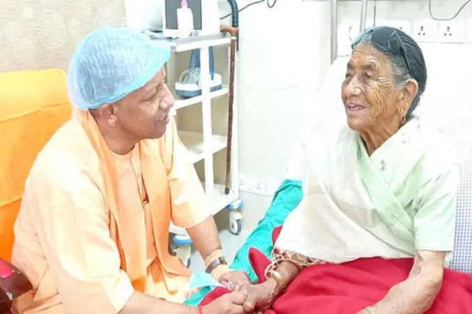 યુપીના સીએમ યોગી આદિત્યનાથ એઈમ્સ ઋષિકેશ ખાતે બીમાર માતાની મુલાકાત લીધી