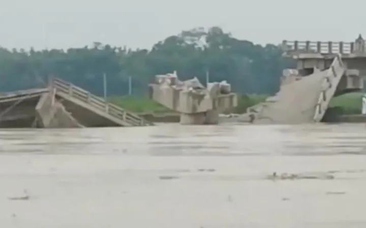 બિહારના અરરિયામાં બકરા નદી પરનો પુલ તૂટી પડ્યો
