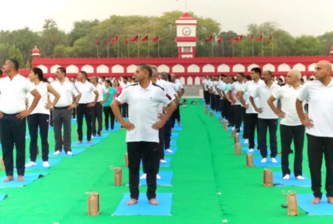 કેન્દ્રીય પ્રધાનો અને સશસ્ત્ર દળોએ સમગ્ર ભારતમાં 10મો આંતરરાષ્ટ્રીય યોગ દિવસ ઉજવ્યો