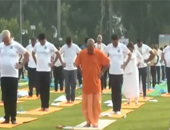 ઉત્તર પ્રદેશના મુખ્યમંત્રી યોગી આદિત્યનાથે  10મા આંતરરાષ્ટ્રીય યોગ દિવસની ઉજવણી કરી