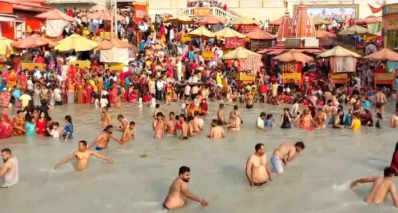 જ્યેષ્ઠ પૂર્ણિમાના આશીર્વાદ: યુપી અને ઉત્તરાખંડમાં ભક્તોએ પવિત્ર  ગંગા નદીમાં ડૂબીને પ્રાર્થના કરી
