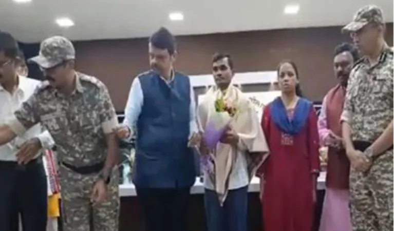નક્સલી દંપતીએ ગઢચિરોલીમાં મહારાષ્ટ્રના ડેપ્યુટી સીએમ દેવેન્દ્ર ફડણવીસને આત્મસમર્પણ કર્યું