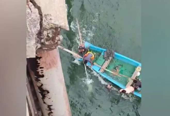 પોલીસ અને માછીમારોએ ગોદાવરી નદીમાં આત્મહત્યાના પ્રયાસમાંથી મહિલાને બચાવી