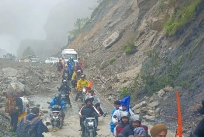 ઉત્તરાખંડનો બદ્રીનાથ રાષ્ટ્રીય ધોરીમાર્ગ કાટમાળ પડવાથી અવરોધાયો