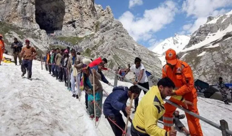 બાબા અમરનાથ યાત્રા અણધારી રીતે અટકાવી દેવામાં આવી