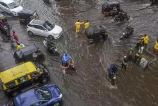 ભારે વરસાદને કારણે મુંબઈમાં પાણી ભરાયા, ટ્રાફિક જામ