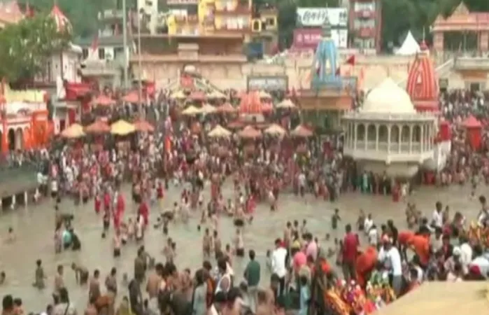 Guru Purnima 2024: ગુરુ પૂર્ણિમાના દિવસે હજારો લોકોએ અયોધ્યામાં સરયુ નદીમાં ડૂબકી લગાવી