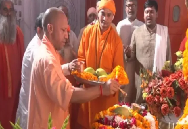 યુપીના સીએમ યોગી આદિત્યનાથે ગોરખનાથ મંદિરમાં ગુરુ પૂર્ણિમાની ઉજવણી કરી
