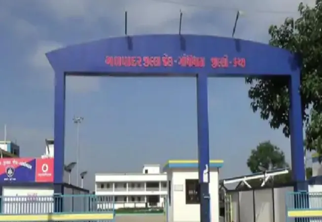 ગાંધીધામ: ગલપાદર જેલમાં ઓચિંતો દરોડો,  દારૂની મહેફિલનો પર્દાફાશ 