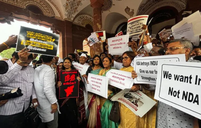 INDIA Blocના સાંસદોએ સંસદમાં "ભેદભાવપૂર્ણ" કેન્દ્રીય બજેટનો વિરોધ કર્યો