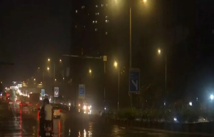 મુંબઈ: IMD દ્વારા ભારે વરસાદની ચેતવણી જારી; લોકલ ટ્રેનમાં વિલંબ