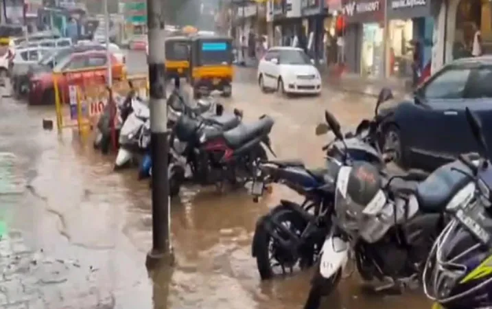 ચેન્નાઈ: તમિલનાડુ અને આસપાસના વિસ્તારોમાં ભારે વરસાદના સાથે વાવાઝોડાની આગાહી