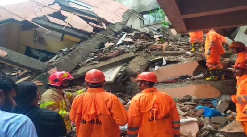 નવી મુંબઈઃ શાહબાઝ ગામમાં ત્રણ માળની ઈમારત ધરાશાયી, ઘણા ફસાયા