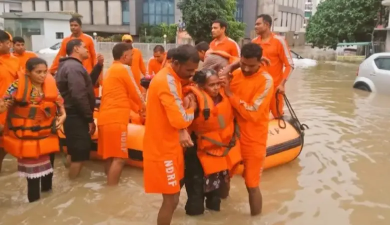 નવસારી જળબંબાકાર: ભારે વરસાદને કારણે NDRFએ 30 લોકોને બહાર કાઢ્યા
