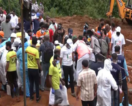 વાયનાડમાં અજાણ્યા ભૂસ્ખલન પીડિતો માટે સામૂહિક દફનવિધિ યોજાઈ