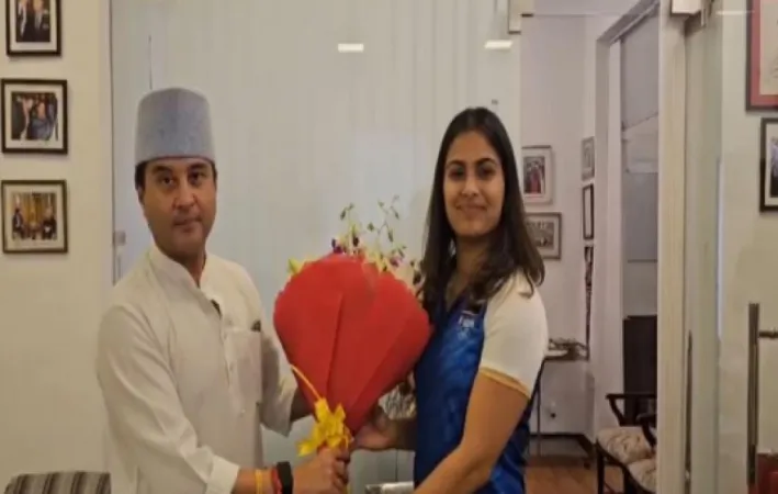 કેન્દ્રીય મંત્રી જ્યોતિરાદિત્ય સિંધિયા પેરિસ ઓલિમ્પિક મેડલિસ્ટ મનુ ભાકરને મળ્યા