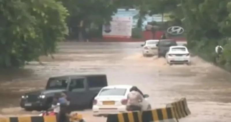 Weather Update: દેશના ઘણા ભાગોમાં વરસાદે મચાવી હાહાકાર, જાણો કેવું રહેશે હવામાન આગામી સમયમાં.