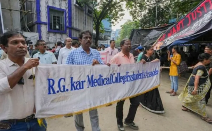 પશ્ચિમ બંગાળમાં મહિલા ડૉક્ટરની બળાત્કાર અને હત્યાના વિરોધમાં દિલ્હી AIIMSની બહાર વિરોધ