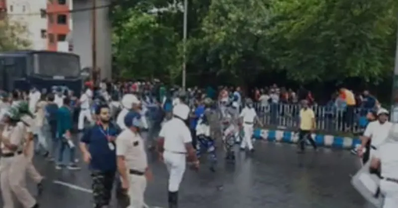 Kolkata : ટ્રેની ડોક્ટરની હત્યાનો વિરોધ કરી રહેલા ફૂટબોલ ચાહકો પર કોલકાતા પોલીસે કર્યો લાઠીચાર્જ 