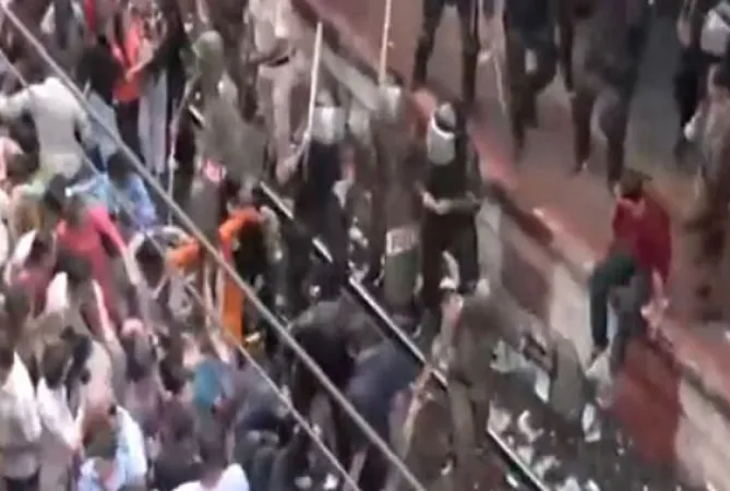 મહારાષ્ટ્ર : બદલાપુરમાં શાળામાં  બે છોકરીઓના કથિત જાતીય શોષણ બાદ વિરોધ ફાટી નીકળ્યો