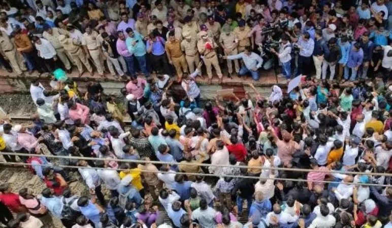 Badlapur Sexual Assault:  બદલાપુર હુમલાના વિરોધમાં 300 FIR, 40+ની ધરપકડ