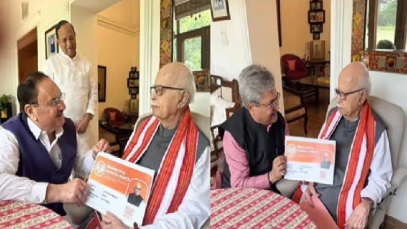 જેપી નડ્ડા અને દુષ્યંત કુમાર ગૌતમ સાથે લાલકૃષ્ણ અડવાણીને ભાજપનું સભ્યપદ પ્રમાણપત્ર સોંપ્યું