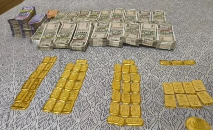  મુંબઈ : CBIએ સાયબર ક્રિમિનલની કરી ધરપકડ, સોનાની લગડીઓ અને રોકડ જપ્ત કરી