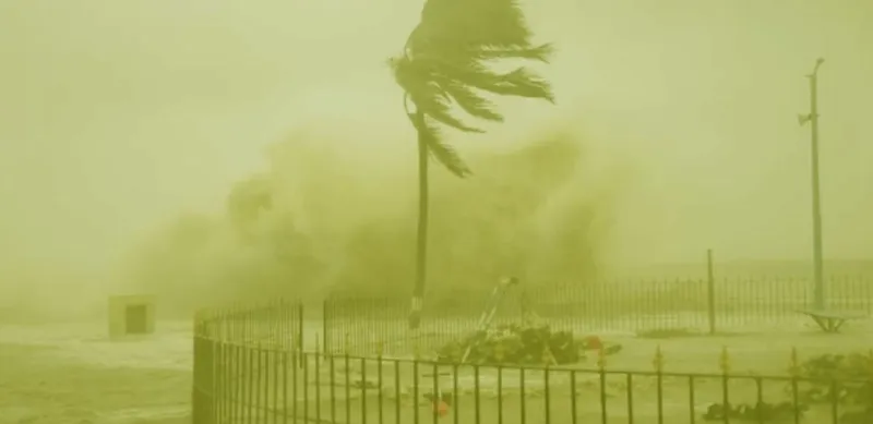 ચક્રવાત દાનાના કારણે પશ્ચિમ બંગાળમાં ભારે વરસાદ, એરપોર્ટ બંધ, સેંકડો ટ્રેનો રદ