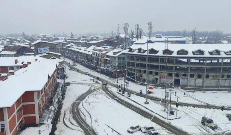 ભારે હિમવર્ષાને કારણે ખીણમાં જનજીવન અસ્તવ્યસ્ત, સેંકડો લોકો જમ્મુ-શ્રીનગર હાઈવે પર ફસાયા