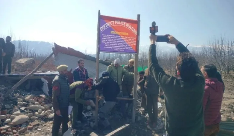 Jammu and Kashmir : કુલગામ પોલીસે UAPA હેઠળ આતંકવાદીઓ દ્વારા ઉપયોગમાં લેવાતી મિલકત જપ્ત કરી,