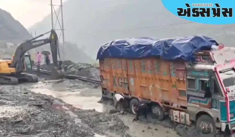 જમ્મુ-કાશ્મીરના રામબનમાં પૂર અને ભૂસ્ખલનને કારણે સ્થિતિ વધુ વણસી, જમ્મુ-શ્રીનગર હાઇવે બંધ