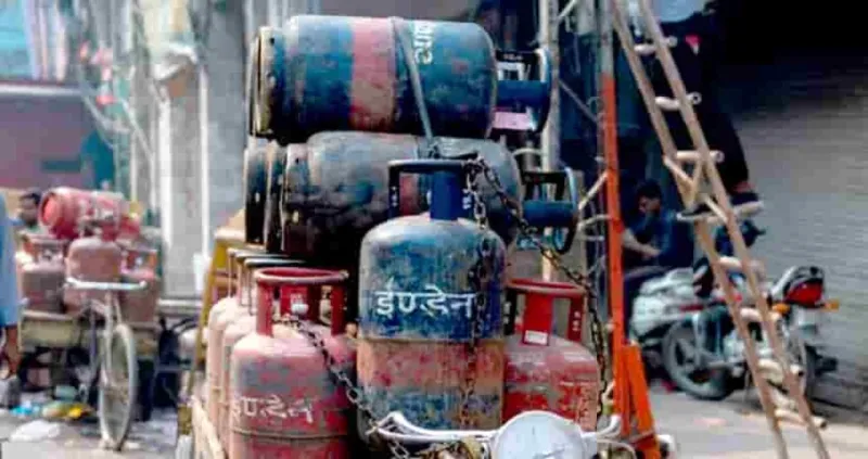 કોમર્શિયલ 19 કિલો એલપીજી સિલિન્ડરના ભાવમાં 51.50 રૂપિયાનો ઘટાડો, ઘરેલું સિલિન્ડરના ભાવ સ્થિર