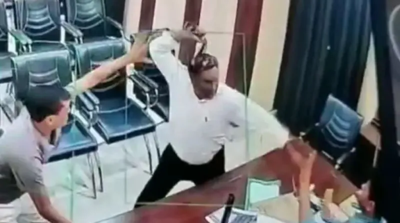 UP: શિક્ષણ અધિકારી પર હેડમાસ્ટરનો હુમલો, બેલ્ટથી ફટકાર્યા