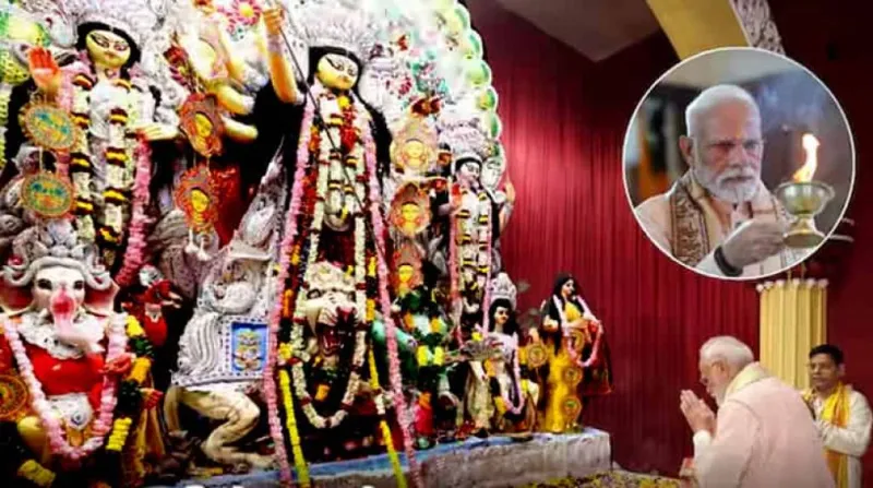 દુર્ગા અષ્ટમી પર PM મોદીનું દિલ્હીના CR પાર્કમાં આગમન, માં જગત જનનીની કરી આરતી