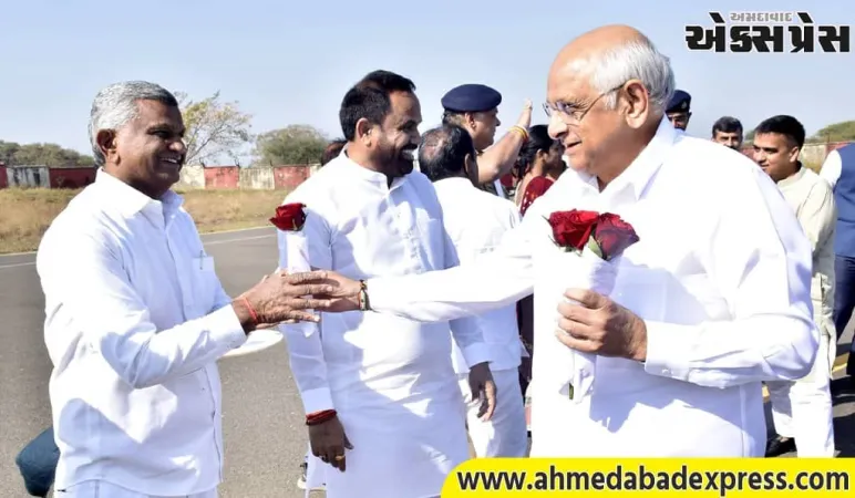 મુખ્યમંત્રી ભૂપેન્દ્રભાઈ પટેલનું કેશોદ એરપોર્ટ ખાતે ભાવભેર સ્વાગત