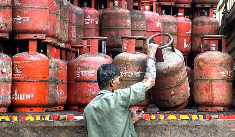 ગભરાઈને પેટ્રોલ-ડીઝલનો સ્ટોક ન કરો: કેન્દ્રિય પેટ્રોલિયમ મંત્રાલયની અપીલ