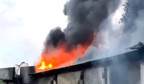 આગ્રામાં હાહાકાર: જૂતાના સોલ બનાવતી ફેક્ટરીમાં ભીષણ આગ, આખું આકાશ ધુમાડાથી ભરાયું!