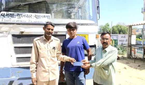 ચાણસ્મા એસટીના ડ્રાઈવર-કંડકટરે 23 હજારનો મોબાઈલ પરત કર્યો