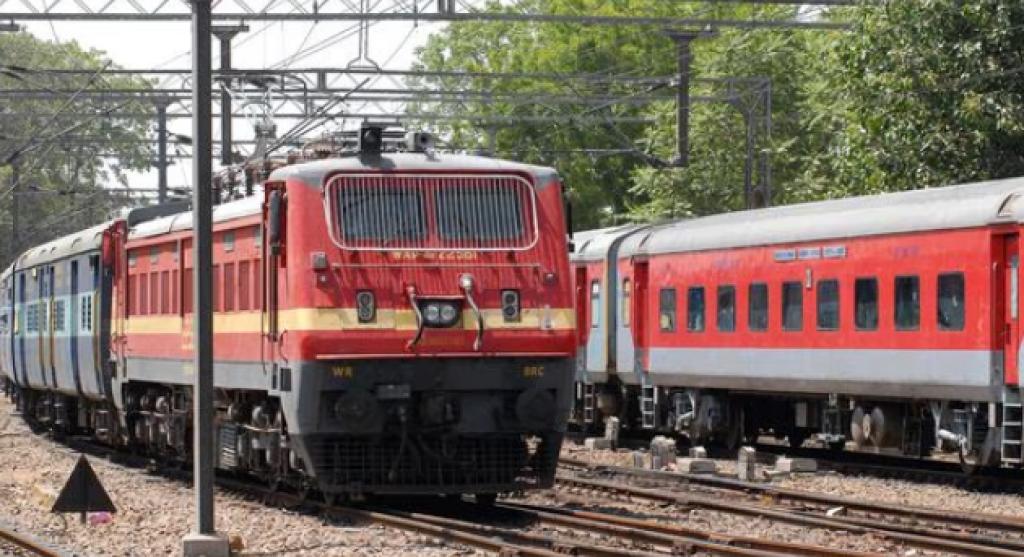 ગુજરાતમાં 19 ટ્રેનોના રૂટ બદલાયા