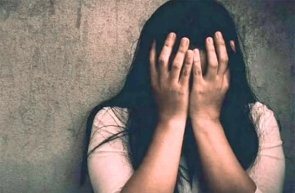 કેરળના કોઝિકોડમાં નર્સિંગની વિદ્યાર્થિનીને દારૂ પીવા માટે મજબૂર કરીને તેના બે મિત્રોએ સામૂહિક બળાત્કાર ગુજાર્યો 