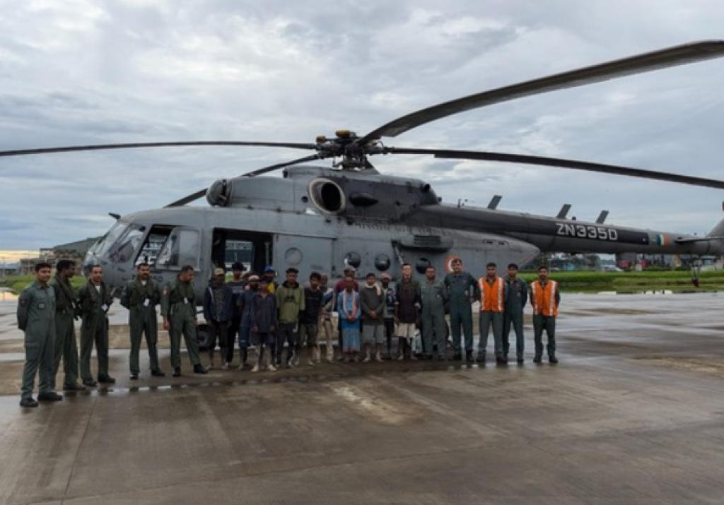 આસામ પૂર: IAF હેલિકોપ્ટરે બ્રહ્મપુત્રામાં ફસાયેલા 13 માછીમારોને બચાવ્યા
