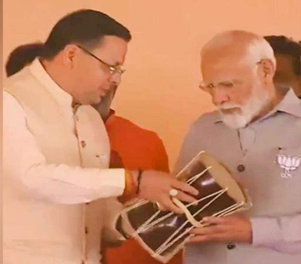 CM ધામીએ ઋષિકેશની રેલીમાં PM મોદીને 'હુડકા' રજૂ કર્યો