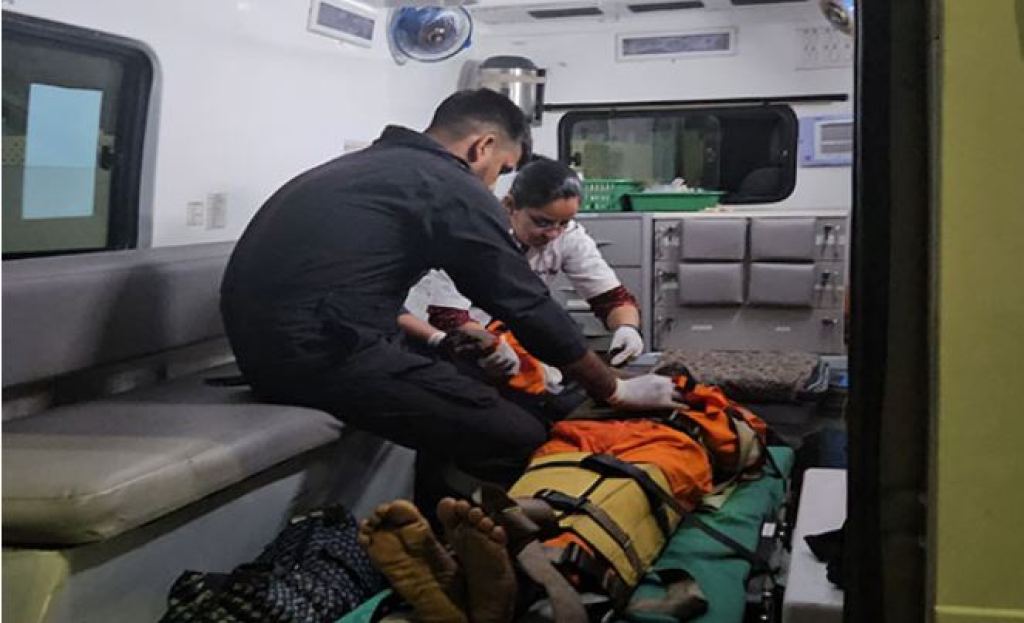 કોસ્ટ ગાર્ડે ગુજરાતના દરિયાકાંઠે બીમાર માણસને બચાવ્યો