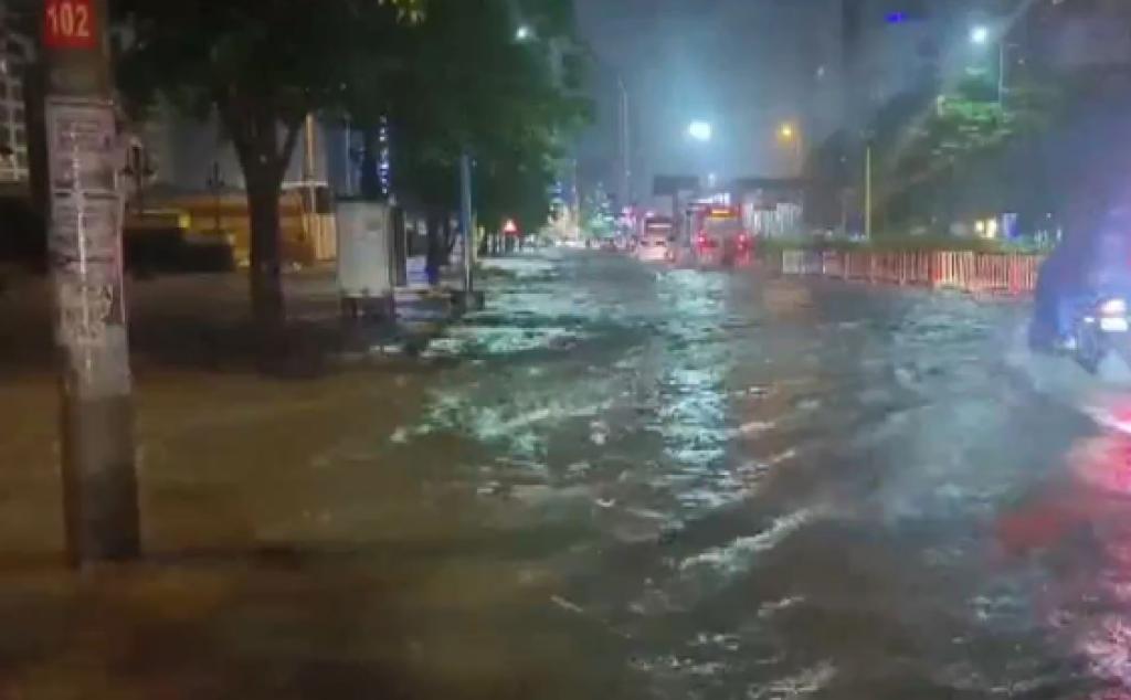 ગુજરાત: સુરતમાં ભારે વરસાદ, પાણી ભરાયા