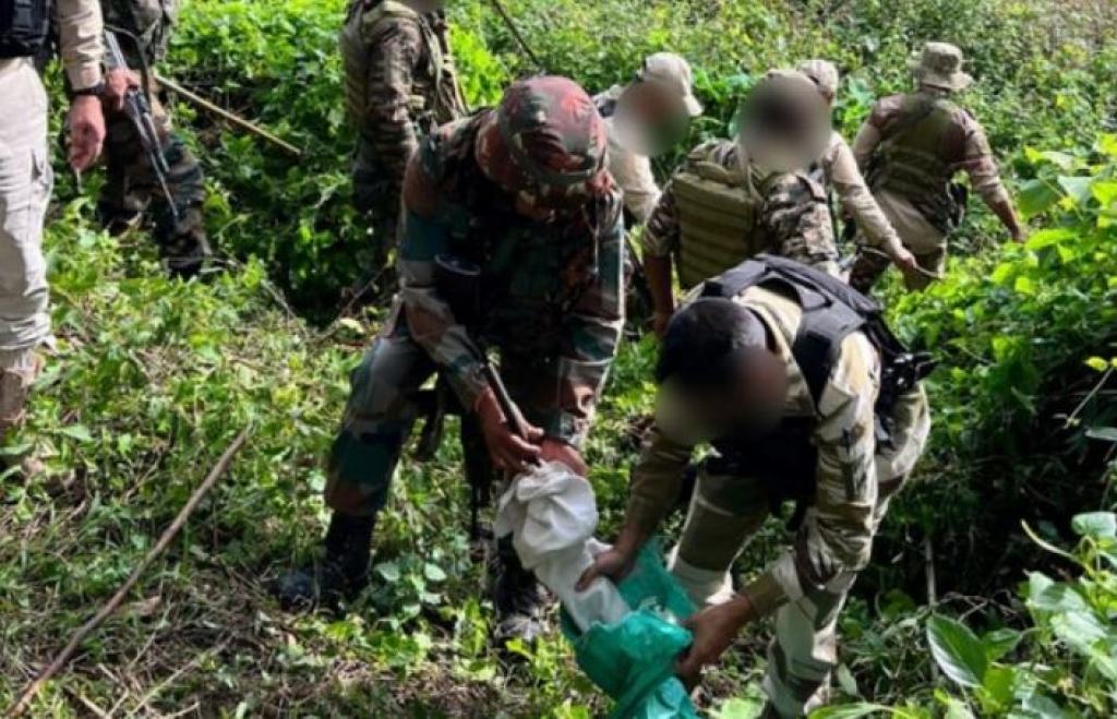 મણિપુરમાં સંયુક્ત ઓપરેશનમાં નોંધપાત્ર શસ્ત્રો અને વિસ્ફોટકો મળી આવ્યા 