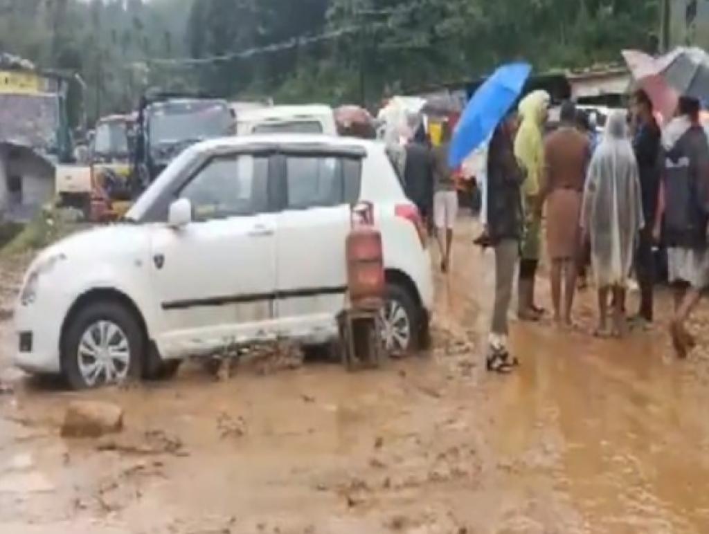 Wayanad landslides: વાયનાડ ભૂસ્ખલન બચાવ માટે  એઝિમાલા નેવલ બેઝમાંથી ભારતીય નૌકાદળની ટીમ પહોંચી 