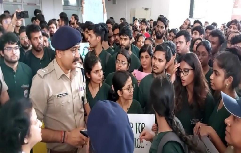 કથિત જાતીય સતામણીની ઘટના બાદ AIIMS ઋષિકેશ ખાતે વિરોધ ફાટી નીકળ્યો